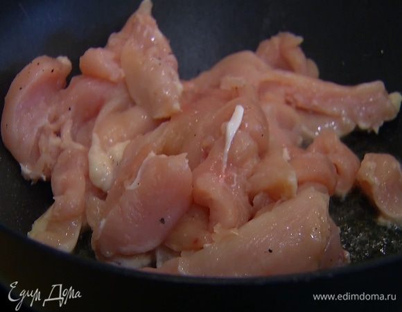 Разогреть в сковороде вок оливковое масло, выложить куриное мясо, еще немного посолить, поперчить и обжарить.