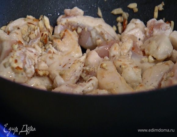 Миндаль и семечки слегка измельчить в ступке и всыпать к курице.