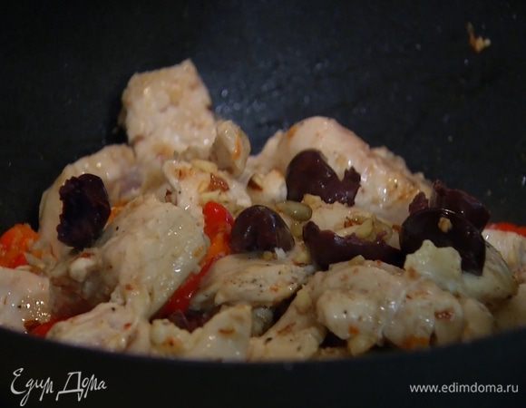 Добавить сладкий перец и оливки, все перемешать.
