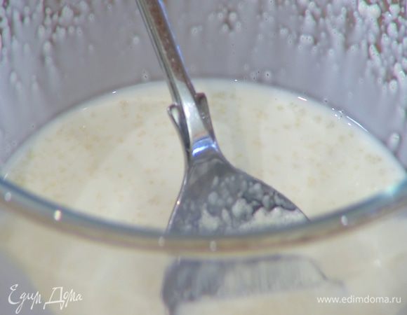 Желатин высыпать в небольшую кастрюлю, влить 100 мл сливок, перемешать и дать желатину набухнуть.