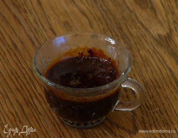 Растворимый кофе залить 70 мл кипящей воды и перемешать.