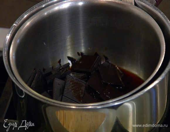 Шоколад поломать на кусочки, поместить в небольшую кастрюлю, влить заваренный кофе, коньяк и прогревать все на водяной бане до полного растворения шоколада.