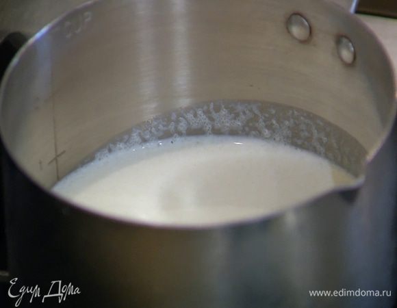 Кастрюлю со сливками и желатином поставить на медленный огонь и прогревать до полного растворения желатина.