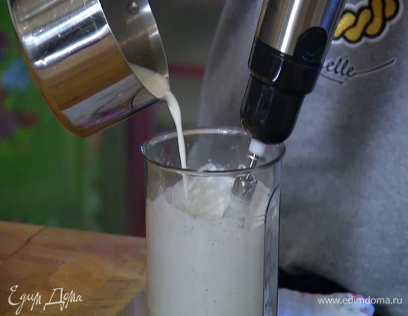 Влить во взбитые белки с пудрой 1 ст. ложку кипятка и продолжать взбивать, затем влить еще 1 ст. ложку кипятка, взбить немного, затем, не прекращая взбивать, влить сливки с желатином. Взбить все в густой, воздушный мусс.