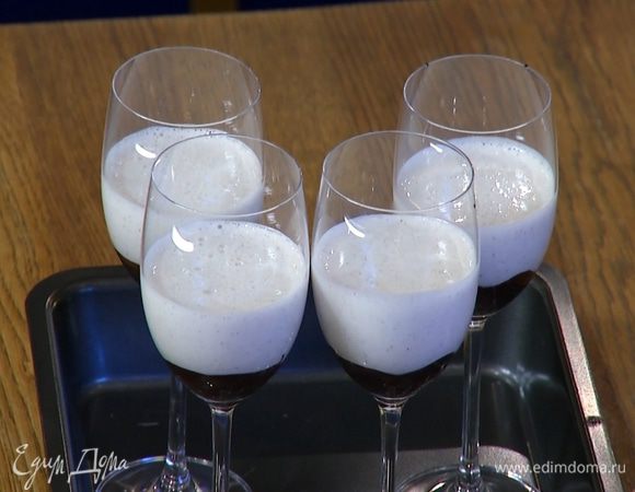 Мусс с желатином разлить в бокалы с шоколадом и отправить в холодильник.