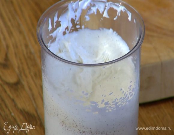 Оставшиеся сливки и сахарную пудру взбить блендером с насадкой-венчиком в густую, воздушную массу.