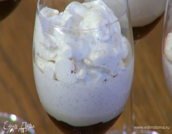 Взбитые сливки с орехами выложить в бокалы с шоколадом и муссом.