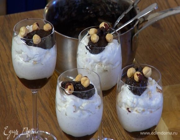 Украсить десерт оставшимся шоколадом с кофе и коньяком и целыми орехами.