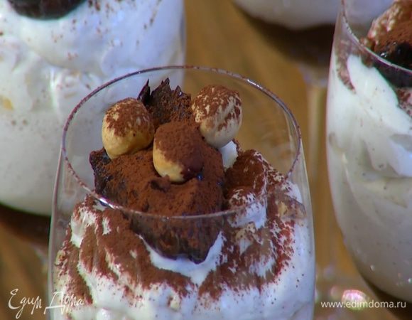 Сверху через сито присыпать какао.