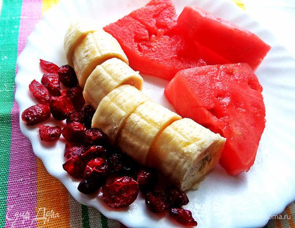 Отделяем мякоть арбуза от косточек. Делим на кусочки и бананы тоже.