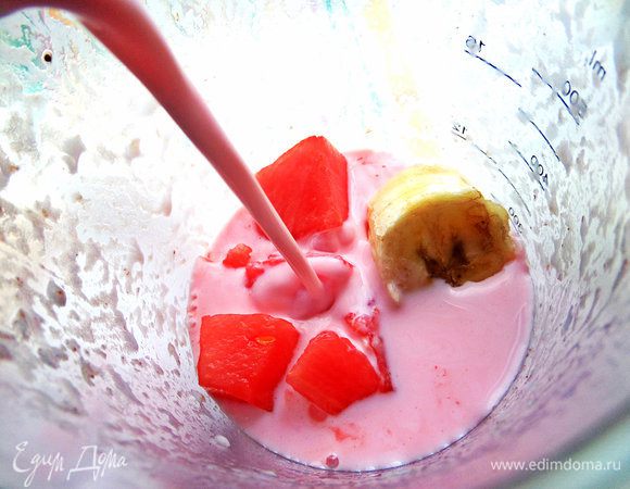 Закладываем кусочки в ёмкость для блендера, заливаем питьевым йогуртом (у меня клубничный, но можно просто кефир).