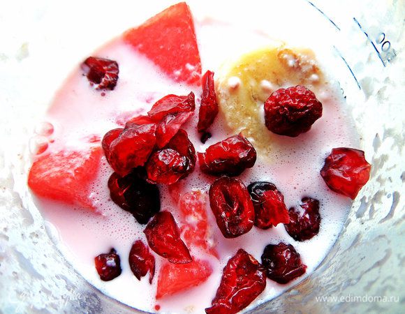 Кидаем горсть клюквы или других ягод, можно прямо замороженных.