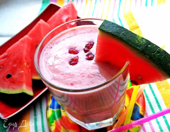 Получаем густой, бархатистый (благодаря банану), сочный (благодаря арбузу) напиток.