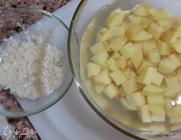 Картофель моем щеткой и, не снимая кожуры режем, небольшими кубиками. 
Промываем буквально горсть риса.