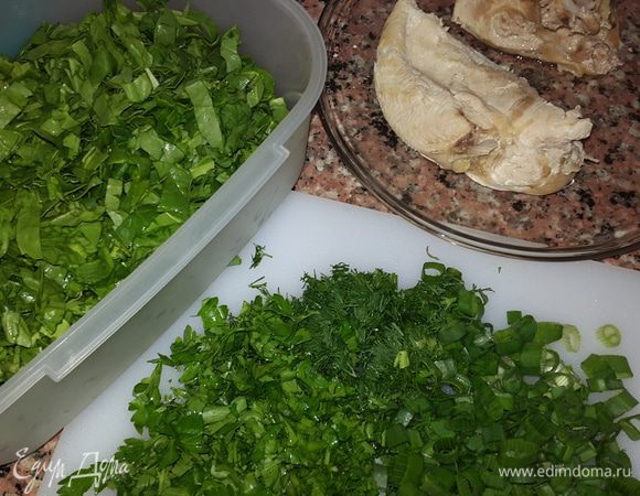 Шпинат и щавель перебираем, моем, обсушиваем и режем соломкой. Зелень мелко рубим.