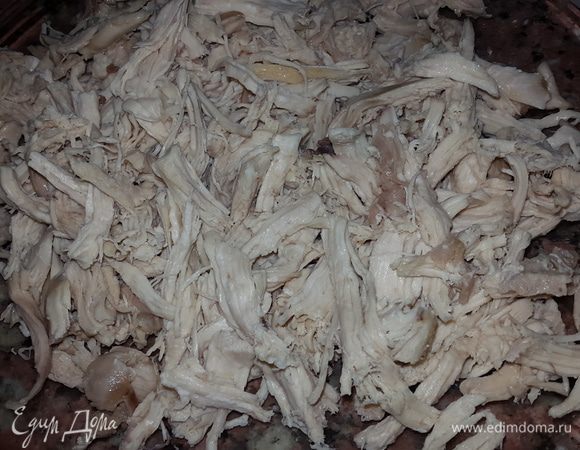 Курицу разрезаем и разделяем на волокна.