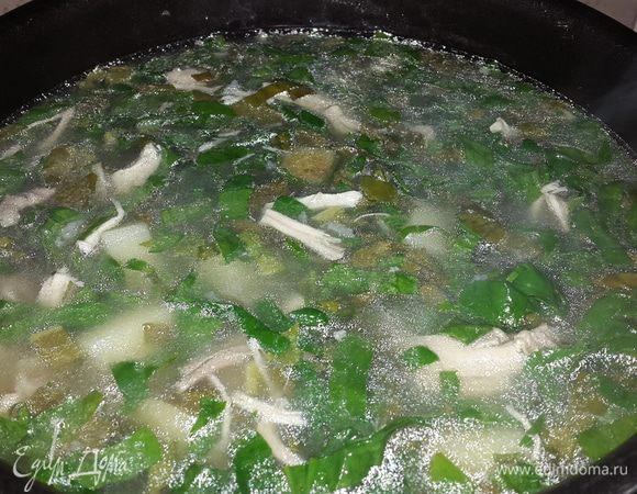 Отправляем в суп щавель со шпинатом, перемешиваем, варим примерно 2-3 минуты, закладываем курицу, снова перемешиваем.