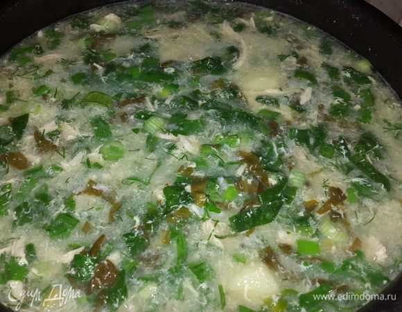 В миске взбиваем вилкой 2 яйца и, помешивая, струйкой вливаем в суп. Затем солим, добавляем зелень, перемешиваем, как только суп начнет закипать - выключаем.

Даем супу отдохнуть и настояться хотя бы 15 минут.