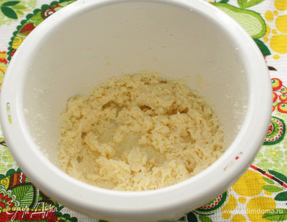 Взбейте мягкое масло и сахар около 3-х минут. 