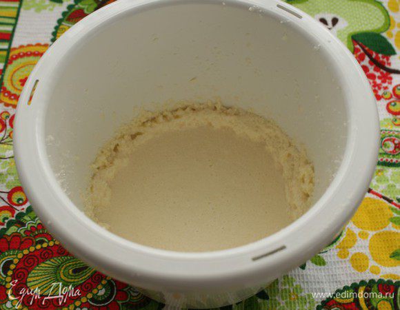 Продолжая взбивать, добавьте яйцо, молоко и ванильный сахар.