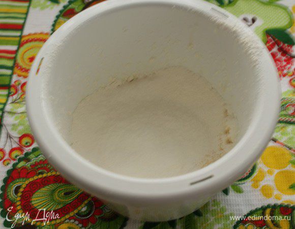 Постепенно добавьте смесь муки, разрыхлителя и соли. Перемешайте.