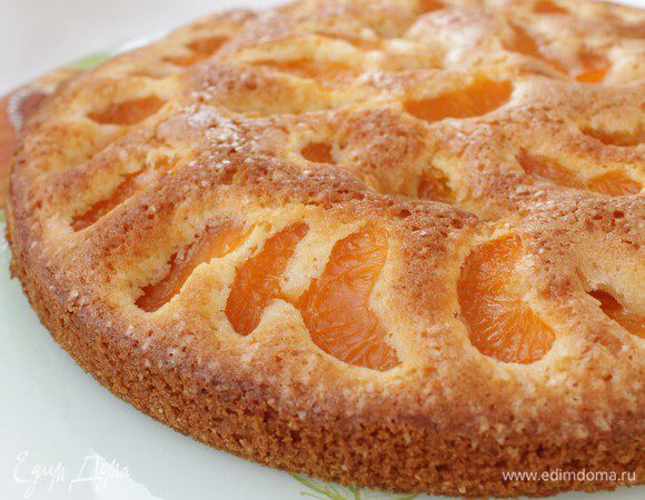 Пеките пирог 10 минут, затем температуру духовки уменьшить до 160 градусов. Пеките пирог до золотистого цвета около 50 мин. Дайте остыть в форме на решетке.
Приятного аппетита!