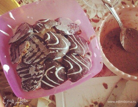 Далее выкладываем слой пряников (пряники можно любые, я использовала шоколадные в виде сердечек), разрезала их пополам, но это не обязательно, т.к. эти пряники и так достаточно тоненькие. Если брать обычные шоколадные, то нужно их разрезать пополам и выкладывать первым слоем половинки.