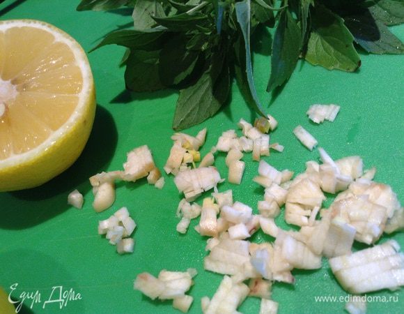 Добавить сок 1/2 лимона, мелко нарезанный чеснок, оливковое масло, перец.