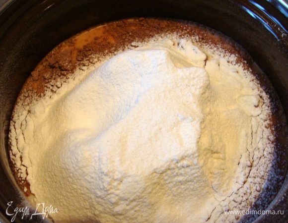 В молоко высыпать все сухие ингредиенты.