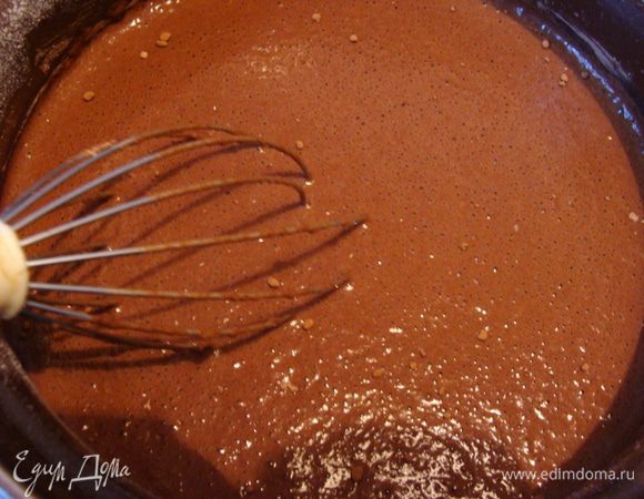 Взбить венчиком.
Поставить на медленный огонь, довести до кипения (загустения), помешивая.