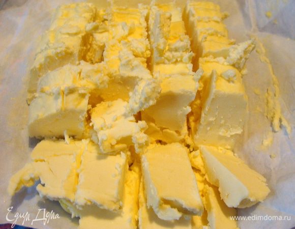 Снять с огня, немного остудить, накрыв крышкой.
 Добавить сливочное масло, перемешать при помощи миксера.