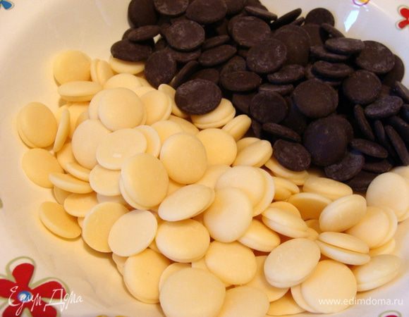 Добавить шоколадные капли, у меня из белого и черного шоколада.
Я добавила по горсточке.