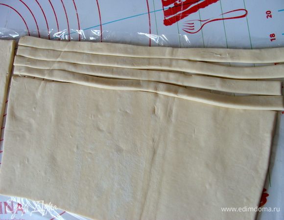 Тесто разрезать на два пласта нужного размера (по длине формы).
Нарезать тонкими полосками толщиной меньше 1 см.