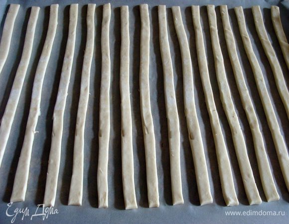 Выложить на противень на пекарскую бумагу.
