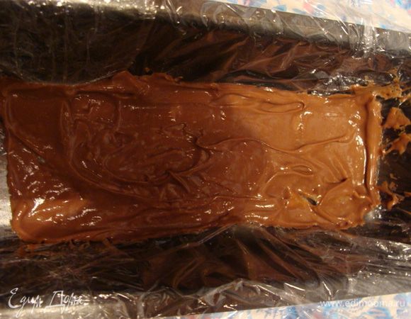 Форму выложить пищевой пленкой.
Сначала размазать немного крема.