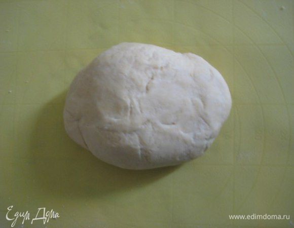 Вилкой взбить яйца и постепенно вмешивать муку до формирования тестообразной массы. Вымешивать тесто до формирования эластичного теста около 10 минут. Завернуть тесто в пищевую пленку и оставить отдыхать на 30 минут.