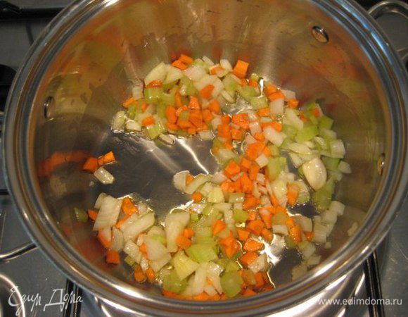  Очистить лангустины (можно приготовить это блюдо и с креветками). Головы и панцири сохранить для бульона.
Сельдерей, лук и морковь нарезать кубиками. Очистить зубчик чеснока, раздавить плоской стороной ножа.
В сотейнике разогреть 1,5 ст.л. оливкового масла, обжарить овощи на небольшом огне, посыпать майораном и тимьяном. 