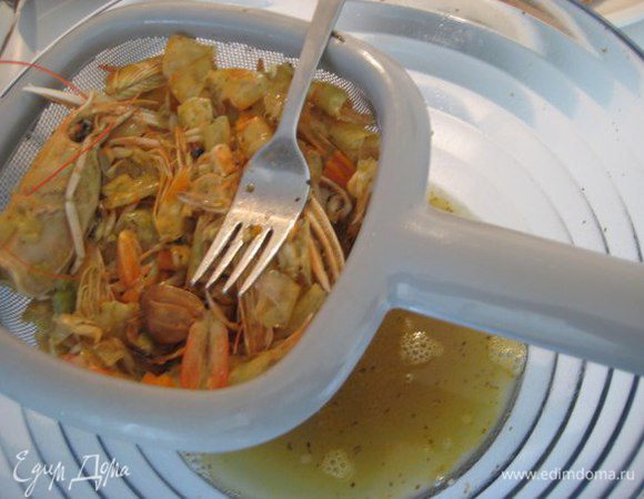 Бульон процедить, вернуть на огонь, готовить 10 минут, посолить, поперчить черным и красным острым перцем, добавить сливочное масло и продолжить готовить еще 2 минуты. Держать бульон горячим до подачи.