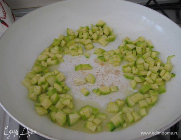 Начинка:
Цукини почистить, порезать кубиками. Обжарить на оливковом масле на небольшом огне.