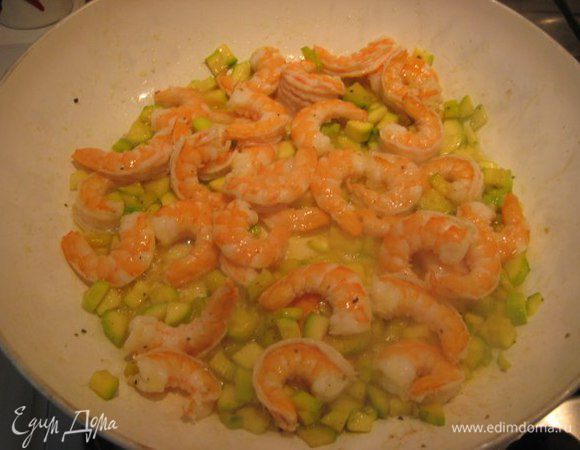  Увеличить огонь и добавить лангустины (креветки), готовить 1 минуту. Посолить, поперчить черным перцем.
В кухонном комбайне насадкой нож приготовить фарш: перемолоть креветки с цукини, тостовый хлеб без корочек, 3-4 листочка базилика. Не нужно добиваться однородной консистенции, должны чувствоваться маленькие кусочки.