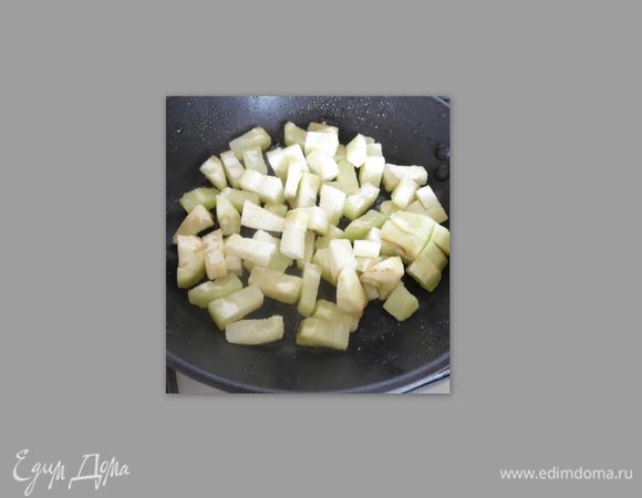 Начнём с баклажана: помыть, почистить, нарезать кубиками. На сковородку кладем нарезанный баклажан, налить немного масла, посолить, поперчить и выдавить чеснок, обжарить до готовности. Выложить на тарелку.