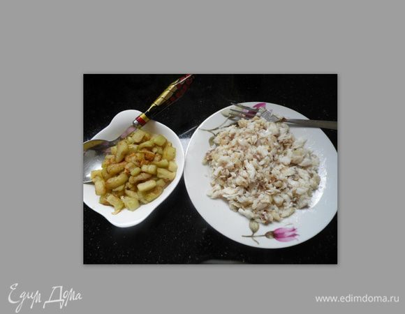 Филе помыть, высушить и обжарить на этой же сковороде с соком и маслом, что остались от баклажана. Обжаривать 5 минут, затем выложить на тарелку и размять вилкой. Баклажан и рыба готовы.