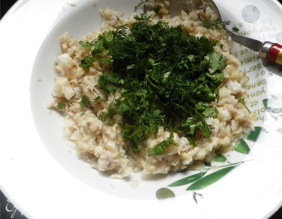 Соединить рыбу и баклажан, перемешать, добавить нарезанную зелень.