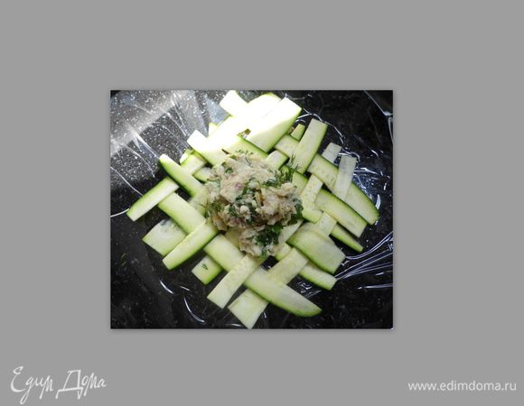 Сейчас займёмся цукини, помыть и нарезать на тонкие полоски,тонкие полоски выложить на плёнку специальную, вы можете использовать рукав-мешок, разрезать его получив квадрат. На рукаве начинаем работать с полосками цукини, сплести коврики. Затем в середину коврика выложить рыбу с баклажаном