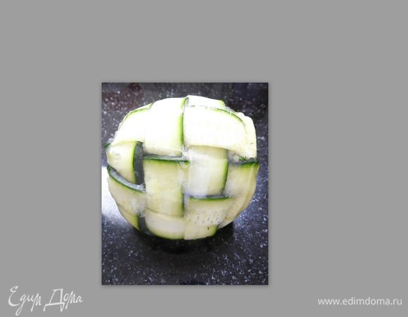 Поднимаете концы и закручиваете крепко мешок и завязываете, делаете зубочисткой дырочки.