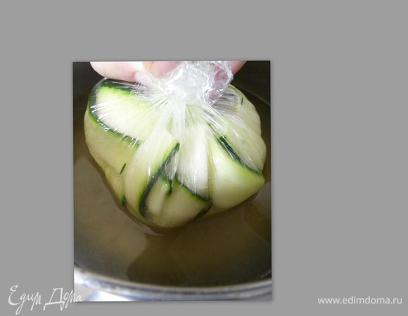 Налить в кастрюлю бульон, довести до кипения. Опускаете мешочки в бульон, у меня куриный, на 8 минут.