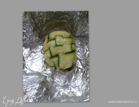 Вынуть аккуратно развернуть мешок, вынуть содержимое на фольгу и добавить 1 ст. л. бульона, завернуть, запекать 15 минут при температуре 200 гр.