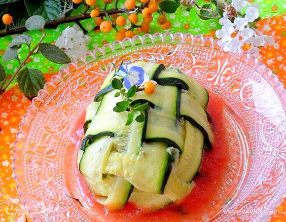 Выложить соус на тарелку, затем готовые мешочки цукини, украсить зеленью. Приятного аппетита!