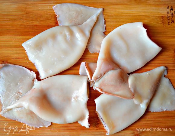 Тушки кальмаров почистить и тщательно промыть.