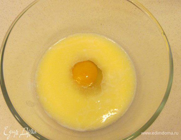 В миске смешать яйца, молоко и растопленное сливочное масло.